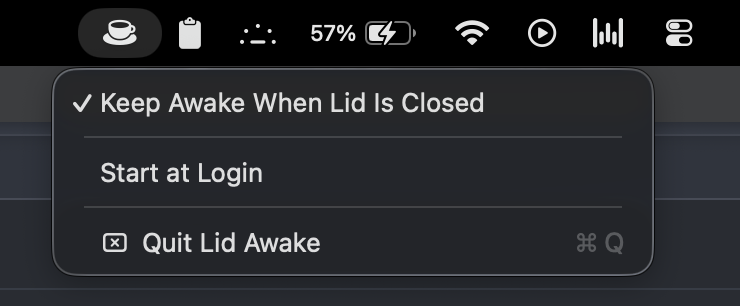 LidAwake menu aberto no macOS menu bar, com o ícone de xícara de café cheia e a opção Mantenha Acordado Quando a Tapa Está Fechada marcada