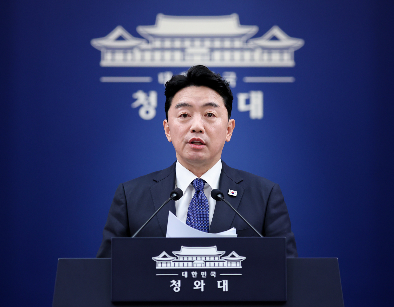 O chefe de gabinete presidencial Kang Hoon-sik informou jornalistas na Casa Azul na segunda-feira sobre os resultados da segunda revisão pública e privada dos projetos-chave do governo.