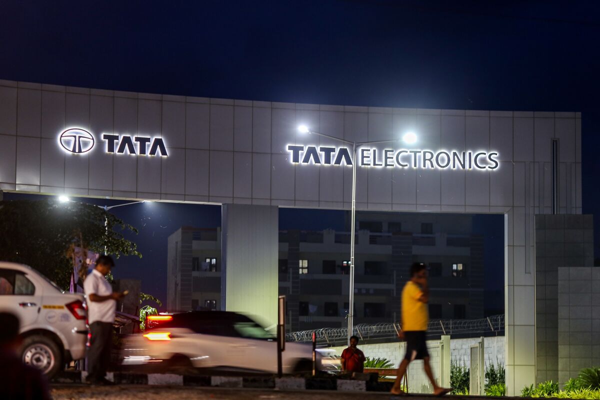 Techmeme: Sources: Tata plans India's first large-scale chip fab in Dholera, Gujarat, mostly using 90nm nodes, a far humbler start than the 28nm node it touted earlier (Bloomberg)