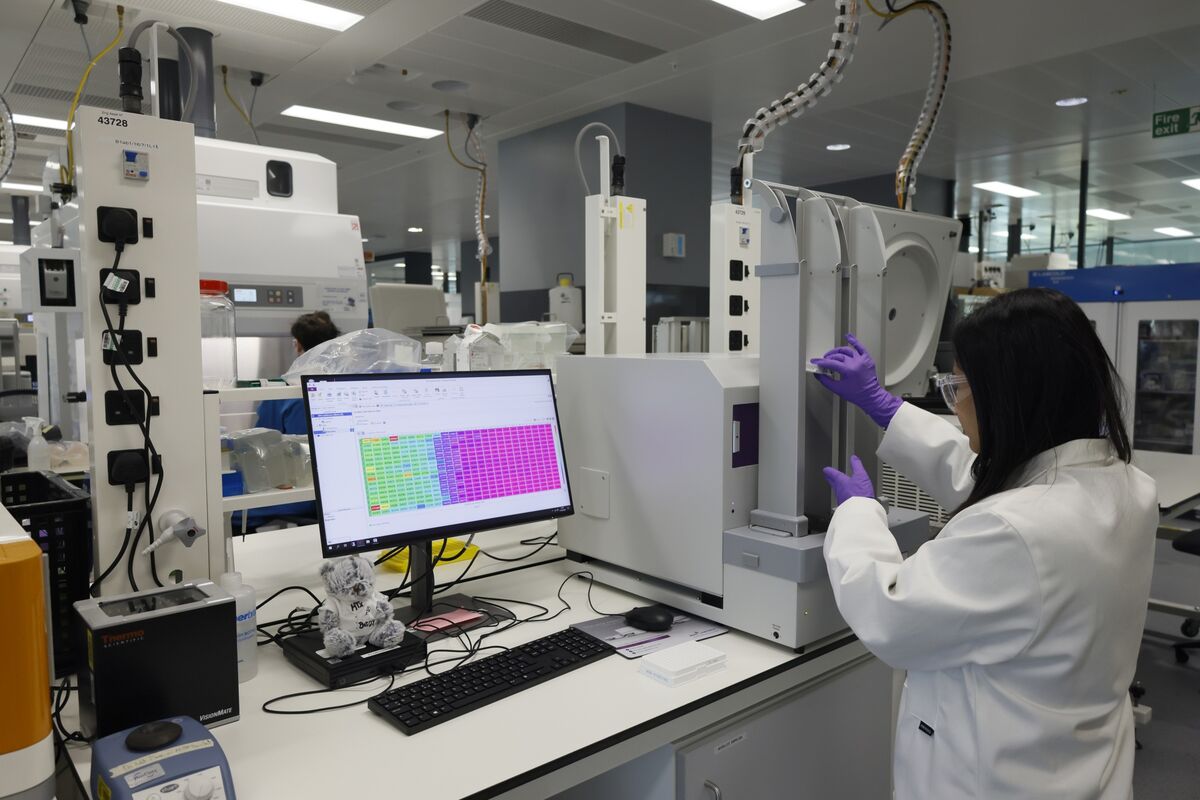 Techmeme: Kalshi is offering wagers on the outcomes of late-stage clinical drug trials and regulatory decisions, launching a pilot of 13 new biotech contracts (Madison Muller/Bloomberg)